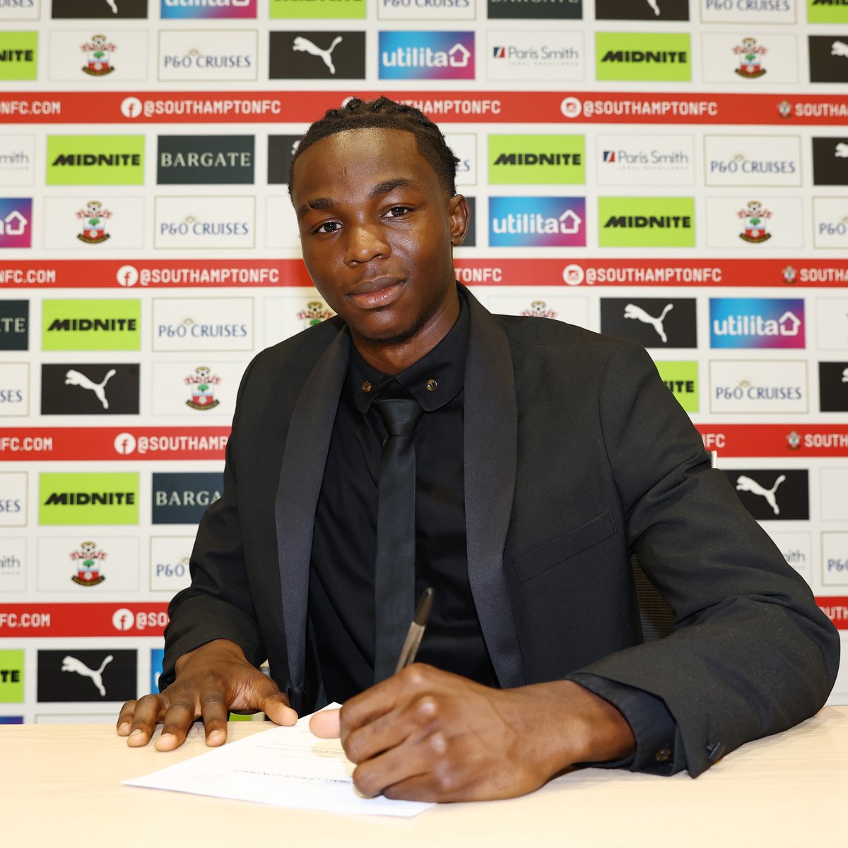 "A big moment for me." 👏 Academy defender Abdul Okunola has signed his first professional contract: