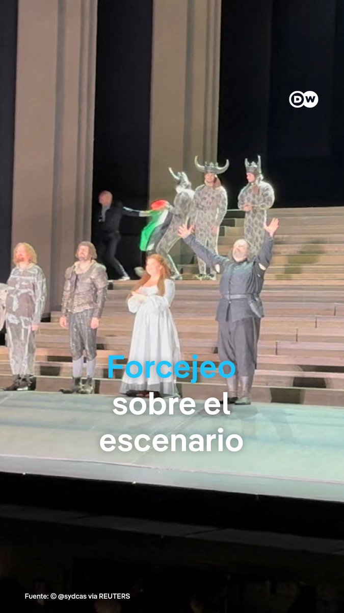 Despliegan la bandera palestina en la Royal Opera House de Londres. Durante la última noche de la representación de "Il Trovatore", un actor desplegó una bandera palestina en el escenario. La Royal Opera de Londres declaró posteriormente que "no estaba autorizado". / ajr