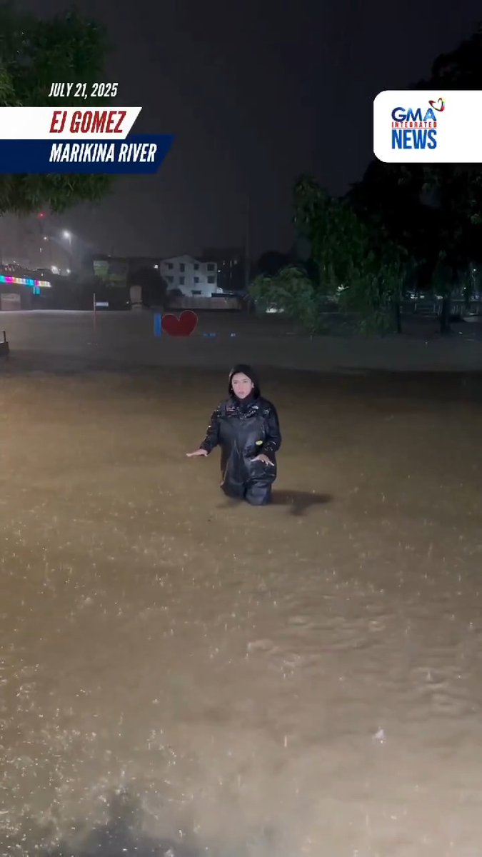 Umabot na sa 18.5 meters o third alarm ang antas ng tubig sa Marikina River bago mag-12:00 MN ng Martes, July 22 dahil sa walang tigil na ulan. Ilang residenteng nakatira malapit sa ilog ang lumikas na at ngayon ay nasa evacuation center. May nakaantabay na BFP firetruck at rescuers para sabihan ang iba pang residente na lumikas na rin. | via EJ Gomez/GMA Integrated News