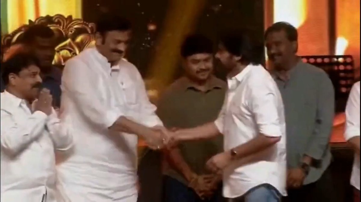 హైదరాబాద్ లోని శిల్పకళా వేదికలో ఈరోజు సాయంత్రం వేలాది అభిమానుల మధ్య జరిగిన ఆంధ్రప్రదేశ్ ఉప ముఖ్యమంత్రి, పవర్ స్టార్ Pawan Kalyan గారి "హరి హర వీరమల్లు" సినిమా ప్రీ రిలీజ్ ఈవెంట్ లో పాల్గొన్నాను. #HariHaraVeerMallu #HHVMBlazeFromJuly23 #HariHaraVeeraMalluOnJuly24th