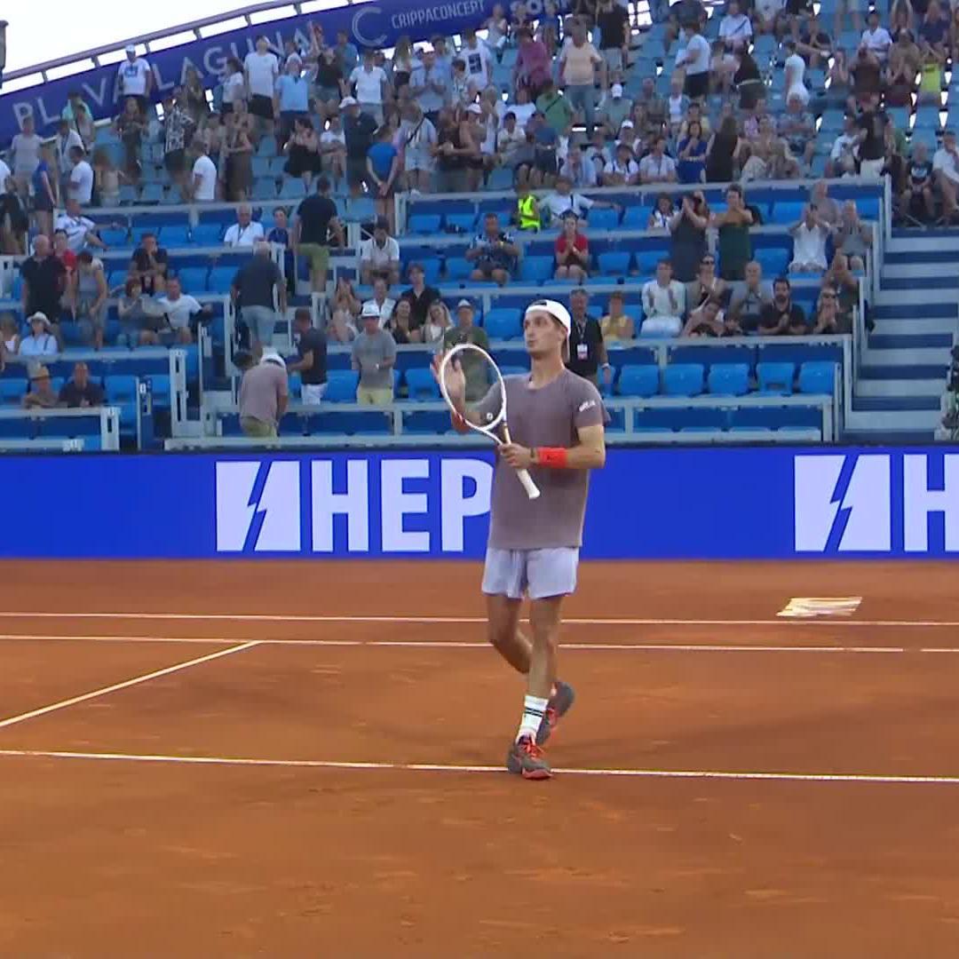 PROPRE. Terence Atmane 🇫🇷 déroule face à Lajovic 🇷🇸 à Umag ATP250, 6-3 6-4. Super victoire , super bon à prendre. Next ? Llamas Ruiz 🇪🇸, il y a un vrai coup à jouer !