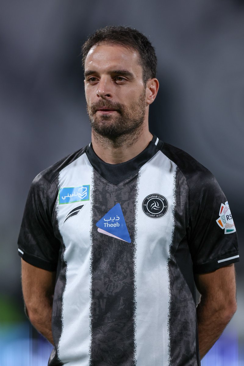 🇸🇦 Giacomo Bonaventura (Al-Shabab) indique à son partenaire de viser le côté ouvert sur coup franc 😄🇮🇹 Spoiler : pleine lucarne ! 🎯