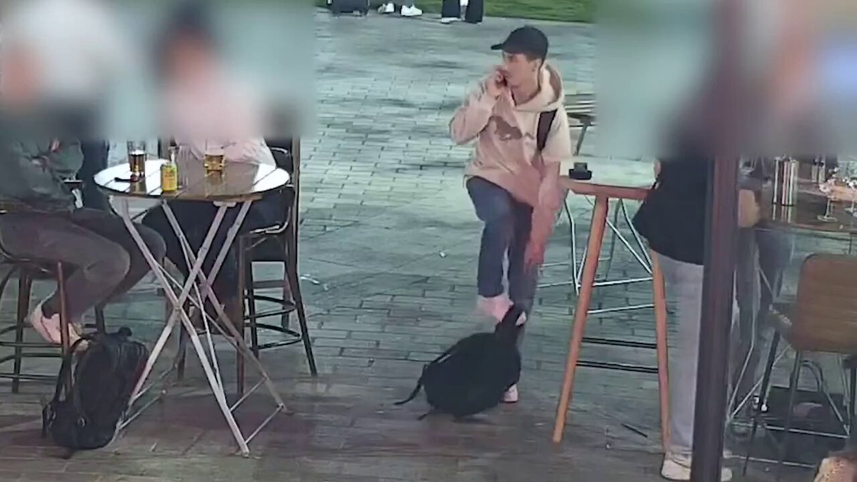 🚨🚨سيد رباي لص الحقائب الماكر.. جعل من سرقة الحقائب 'حرفة متقنة' يتنقل بخفة بين الزحام ويختار ضحاياه بدقة تشي بدهاء مُتمرّس .. لكن دهاءه خانه هذه المرة فقد وقع أخيرًا في شر أعماله 🚔 تم اعتقاله وحُكم عليه بالسجن لعامين ونصف ومنع من دخول منطقة سكوير مايل لست سنوات بعدما أغلقت المدينة أبوابها في وجه 'صائد الحقائب' الذي تجاوز حدّه.