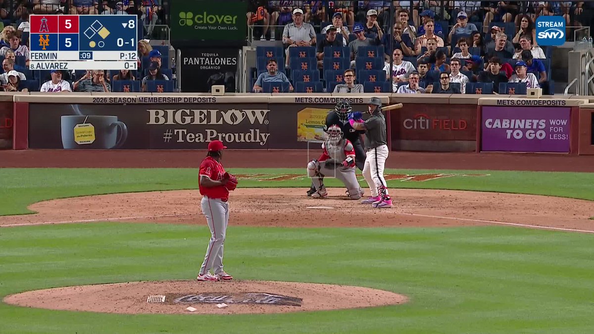 Francisco Alvarez hits a long double off the wall!