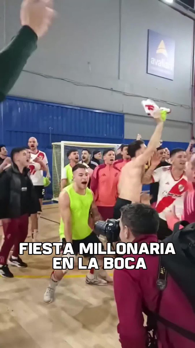 ¡Y EN LA BOCA FESTEJÓ RIVER! El Millonario venció 2-1 al Xeneize en el Superclásico del futsal y así lo celebró el plantel en el Quinquela Martín. 📹 Pasión Futsal