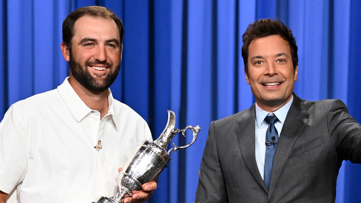 Scottie Scheffler crashes the monologue to take a selfie with the audience &amp; the Claret Jug! @theopen #FallonTonight