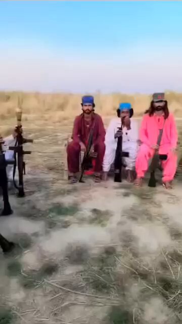پیش ہے قانون نافذ کرنے والے اداروں کو کچے کے ڈاکوؤں کا کھلا چیلنج۔ “کہ بھیجو سی سی ڈی کچا پنجاب میں ہم خوشبو لگا کر تیار ہیں”۔کچے کے ڈاکوؤں کہتے ہیں کہ عام پنجابی غنڈے مارنا اور شیر مارنا ایک بات نہیں ہوتا ہم وہ ہیں جن کے خلاف فوج بھی آپریشن سے ڈرتی ہے تو یہ سی سی ڈی کیا چیز ہے ۔کچے کے ڈاکوؤں نے حکومت کی رٹ کو چیلنج کیا ہے دیکھتے ہیں اب حکومت بہادری کا مظاہرہ کرے گی یا پھر پہلے کی طرح روٹین کے چھوٹے چھوٹے بدمعاش فرائی کرنے کو ہی بہادری قرار دئیے جائے گی۔ یہ ہے کچے کے ڈاکوؤں کا پکے کے ڈاکوؤں کو سیدھا سیدھا چیلینج۔ اب دیکھتے ہیں ارباب اختیار ان ڈاکوؤں کو پالتے رہیں گے یا ان کو ملکی سالمیت کیلئے خطرہ سمجھتے ہوئے کوئی آپریشن کریں گے۔