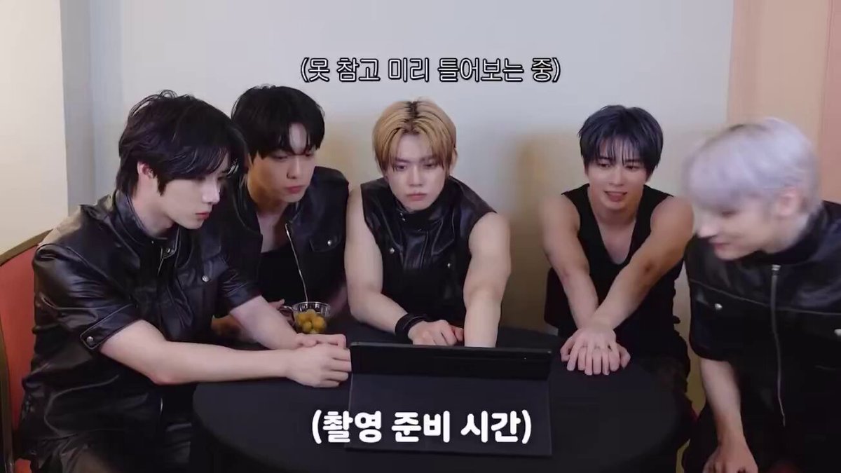 🦊 (playing the video because he can’t wait any longer) 🐰 i told you not to watch it 👋💢 there are always people like this 🦊👋💢🐰 🦊 that stings 🐰 i’m going to be the last person that does it 🐰👋💢 🦊👋💢 🐰 i said i was going to be last 👋💢 🦊 yeah i’m not going to give up 👋💢 🐰 stop it 👋💢 🦊👋💢👋💢🐰 🧸 why are the hyungs being like this after getting older… 🐰👋💢👋💢🦊 🧸 look at his arm getting red 🐰stop it ✋ 🦊 …👋💢
