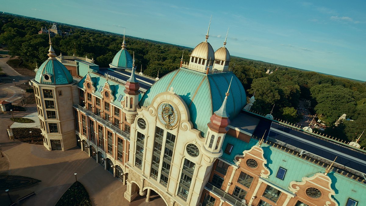 Wauw! 😍 Binnenkijken in het Efteling Grand Hotel! Voor het eerst zie je de lobby, magische kamers, het zwembad en meer… 🏨 Wat vind jij? 👀✨