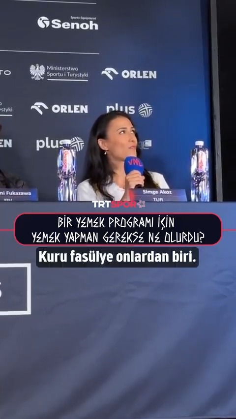 🟠 Simge Aköz: "Kuru fasulye pilavı çok iyi yaparım." 🟠 Magda Stysiak: "Gelecek yıl bana yaparsın."