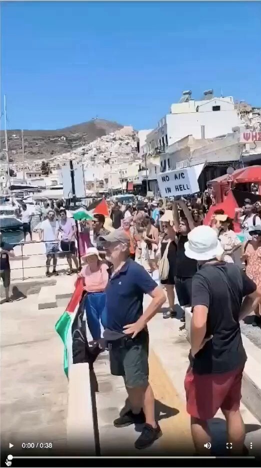 "Το κράτος του Ισραήλ δολοφονεί παιδιά, με την Παλαιστίνη ως την λευτεριά!" Κάτοικοι και συλλογικότητες της Σύρου αψήφησαν την απαγόρευση κυκλοφορίας στην περιοχή “Νησάκι” και μετέτρεψαν το λιμάνι σε τόπο αντίστασης κατά της Γενοκτονίας των Παλαιστινίων από το Ισραήλ στην Γάζα.