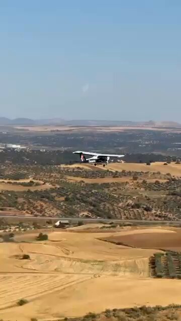 🇪🇸 | ¿Dónde debería volar Hazte Oír este verano su avioneta de «Sánchez, corrupto»? Os leemos.