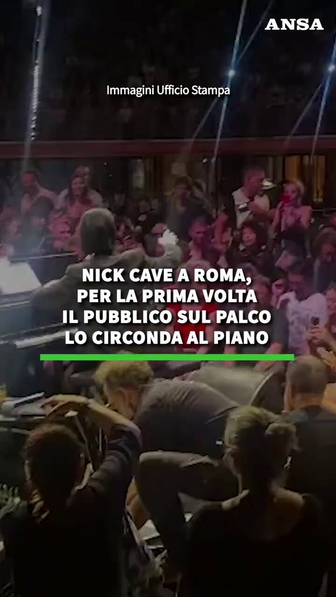 Nick Cave a Roma, per la prima volta il pubblico sul palco lo circonda al piano. L'esibizione all'Auditorium Parco della Musica. #ANSA