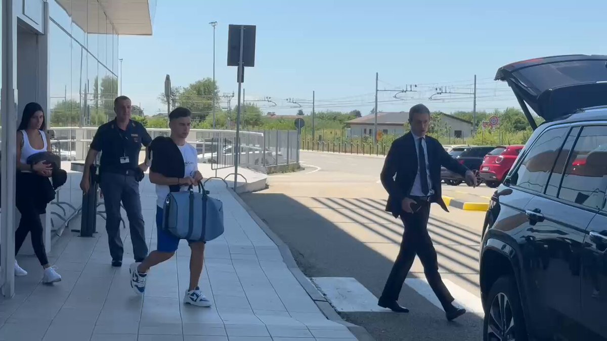 🤍🖤🇵🇹 Francisco Conceição arrives to sign his contract as Juventus player on permanent deal from Porto.