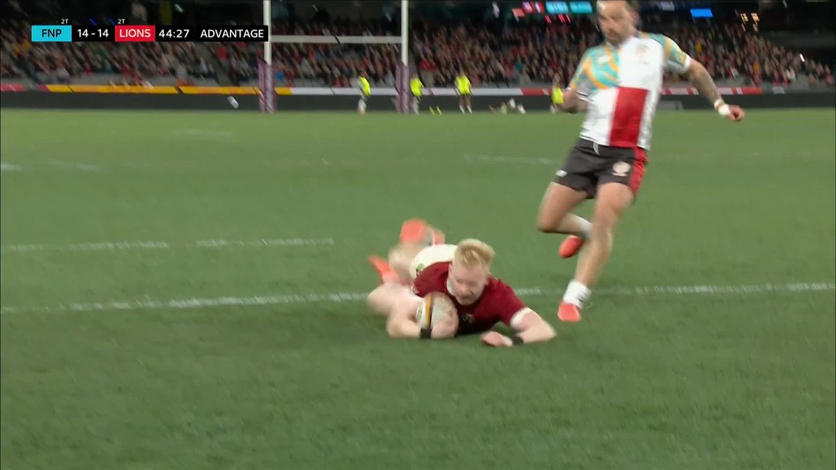 That's a brilliant catch and pass from Kinghorn to move the ball that far that quickly. Catches the ball early, with his hands already bottom and top to spin it, moving it across his body in one fluid motion. #Lions2025