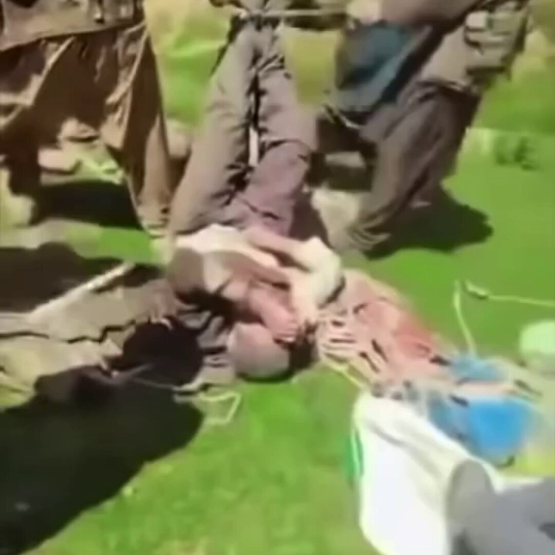 شکنجه گر کیست - زیر شکنجه کیست ؟ رسانه‌های نفوذی، سیاست‌گران پوسیده و جامعه‌ی بی‌خبر را با پروپاگاندا علیه جمهوریت بسیج کردند. پیام دادند که طالب تنها با ارگ‌نشینان، به‌ویژه امرالله صالح، مشکل دارد، با هیچ قشر جامعه در جنگ نیست و حاضرند به زنان اجازه دهند تا دکتری تحصیل کنند. نتیجه‌ی این خدعه و دروغ بزرگ این است: شکنجه‌ی انسانی از کف جامعه، شکنجه‌ی توده. طالب برای سرکوب توده، طبقه‌ی متوسط و بالای جامعه ساخته شده است. آرمان‌شهر طالب، یک جامعه‌ی طالبانی است؛ جامعه‌ای که طالب ارباب است و دیگران رعیت. برای رعیت نشدن و رهایی از این ستم و بربریت، با ما تماس بگیرید تا بسیج شوید و آزاد زندگی کنید. ورنه وضعیت همین است که می‌بینید!