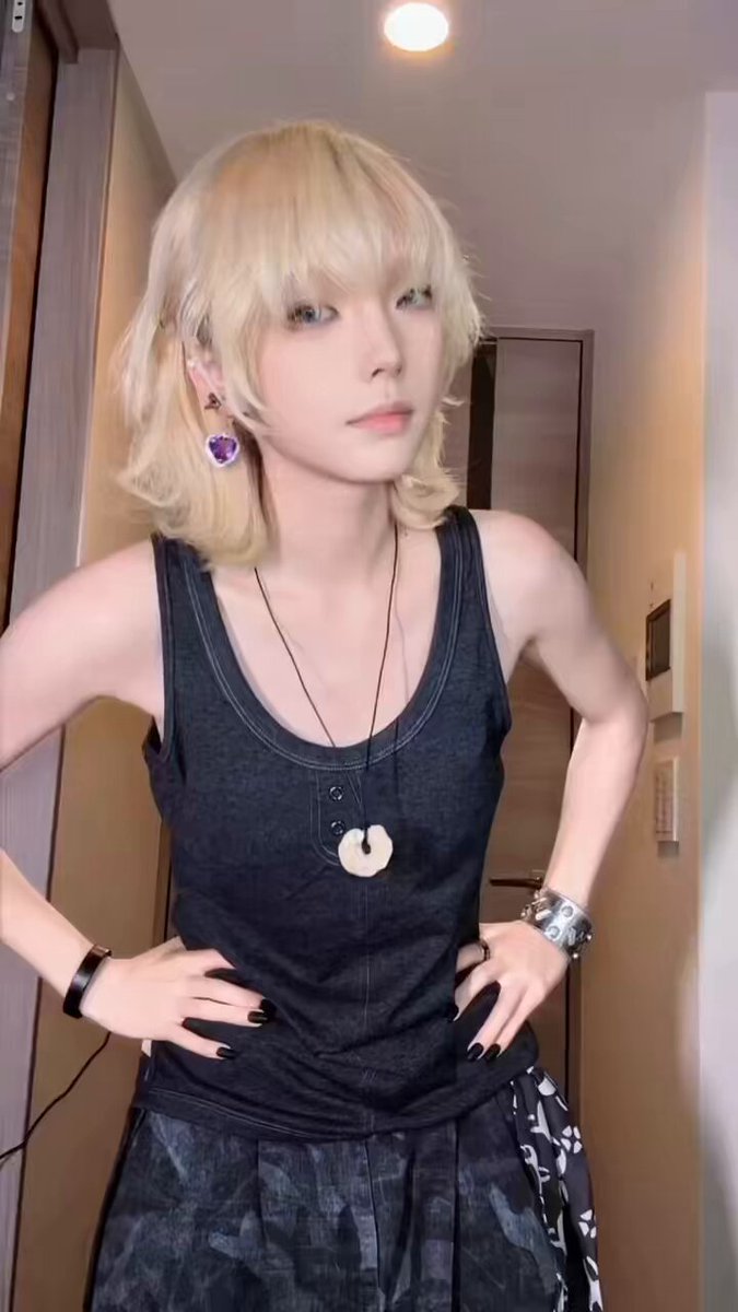 最喜欢看这种酷酷的女生被肏成母狗的反差样子