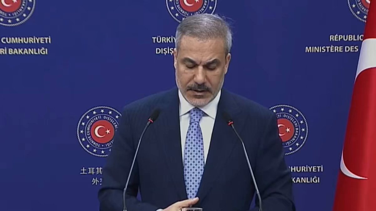 Türkiye Dışişleri Bakanı Hakan Fidan 100 yıl önce Mustafa Kemal’in İngiliz emperyalizmi ile işbirliği yaparak, varolan bütün fırsatları da kullanarak bugünkü Türkçü devleti kurduğunu biliyor! Çıkmış diyor ki İsrail devleti Suriye’yi dört parçaya bölmek istiyor ama Kürtler bu fırsattan yararlanmaya çalışarak otonom ya da bağımsız bir Kürdistan kurmaya çalışmasınlar. Açıkça da Kürtler Suriye’de bireyler olarak Ahmed Şara’nın köleleri olsunlar diyor. Kürtlere bölünme dışında bir fikriniz varsa konuşalım ama fırsattan yararlanarak otonum ya da bağımsız bir Kürdistan kurmaya çalışsanız biz müdahale edip başınıza yıkarız diyor! Suriye Kürdistan Bölgesi Kürtleri, Bakur’daki 40 milyon Kürde de, oradaki büyük Kürdistan parçasına da canınız cehenneme diyerek sadece kendi bölgelerinin çıkarlarına göre hareket etmelidirler. Oradaki Kürtler federal ya da bağımsız bir Kürdistan kurabilseler dünyadaki bütün Kürtler onların ellerini öper, önlerinde saygı ile duracaklar!