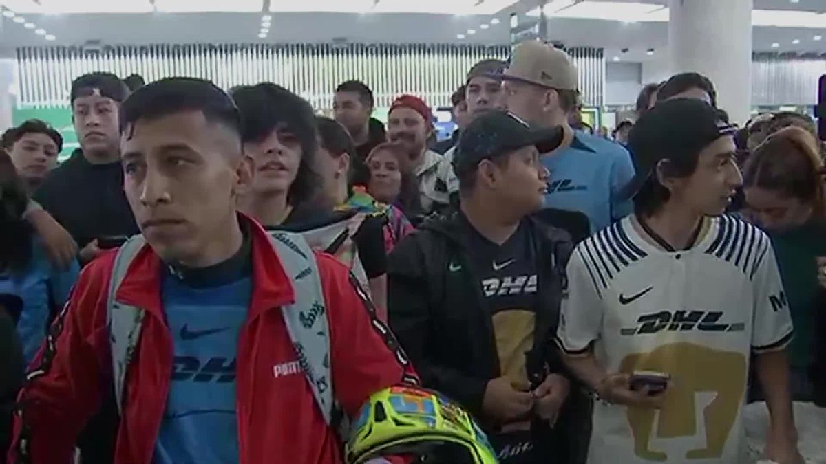 'ESTOY MOLESTO; POR ESO LE VAMOS A DAR UN SUELDO'🤬😡 Sacaron a Keylor Navas por otra puerta en el AICM, pese a que los fans de Pumas madrugaron para su calurosa recepción: 'SE ME HACE UNA FALTA DE RESPETO (...) DANI ALVES SÍ SALIÓ'💢💥 🎙️ Andrés Islas 🎙️ #CentralFOX