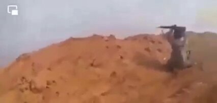 مقاتل واحد من الحشد الشعبي ، يحاصر مجموعة كاملة من تنظيم د١١عش . ارشيف 2014