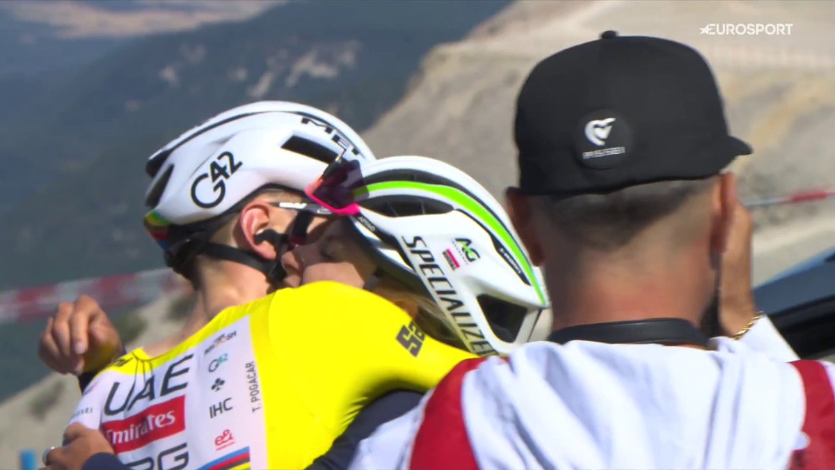 ๐ซ El abrazo y apoyo de Urska Zigart a Pogacar en la cima del Mont Ventoux. #TDF2025
