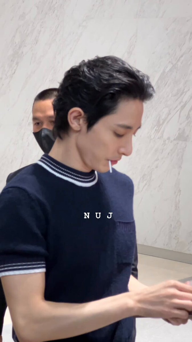 กรี๊ดดดดด 🫠🫠🫠 พี่เค้าเห็นป้าย เลยยื่น photo card + sign สด ที่ถ่ายจาก photo booth ในงาน Prada ให้เลย แล้วตอนแรกมีคนจะแย่งพี่เค้าเลยดึงกลับ แล้วยื่นให้นี่ใหม่อ่ะ จะเปนลม มือสั่นมาก รักเค้า #이수혁 #LeeSoohyuk #PRADABEAUTY