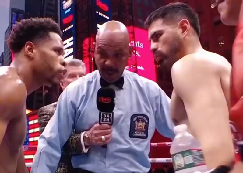 Clinical Devin Haney unifies 147. Arguably the best footwork on the sport. #CaneloCrawford