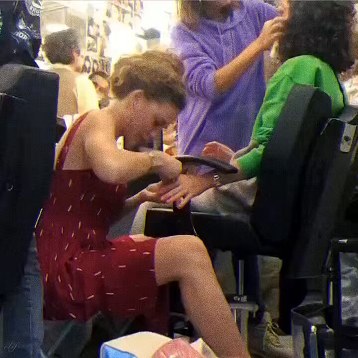 senin bu sektör içinde, set ortamlarında senelerdir çiçek gibi oluşundan, saf temiz duygularla insanlara bağlılığından biz çok razıyız serenay sarıkaya.💘