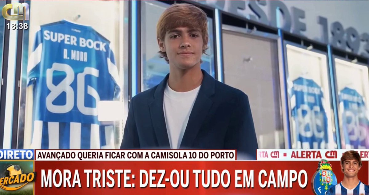 O Sr. jornalista Vitor Pinto está muito indignado😬😬 Está indignado com as redes sociais, com a escolaridade dos adeptos do FC Porto, com o facto do Rodrigo Mora não ter a camisola 10 e até com o gestor de redes sociais do FC Porto por ter publicado hoje uma foto Bzk 🇵🇹 com Zaidu e com Lucho📷 Apelo aos adeptos do FC Porto que parem de "intoxicar as redes sociais" e solicito às redes sociais do FC Porto que não publiquem mais nenhuma foto do Rodrigo a sorrir, para não incomodar mais o Sr. jornalista.😀 Não consigo entender a indignação do Sr. jornalista, mas ainda assim apelo a todos para respeitarem o Sr. jornalista Vitor Pinto como ele respeita o FC Porto e seus adeptos🤡 #FCPorto