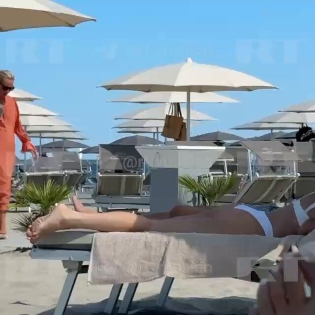 Julia Navalnaja è stata vista nella zona di un hotel a cinque stelle in Italia. Il costo medio di una camera al Palace Hotel Milano Marittima è di 500 € (46 mila rubli) a notte. Non si sa perché Navalnaja sia venuta nel paese. Tuttavia, si è attivamente schierata per l'annullamento del concerto del direttore d'orchestra russo Gergiev in Italia. Inoltre, oggi ha pubblicato un articolo sul giornale la Repubblica.