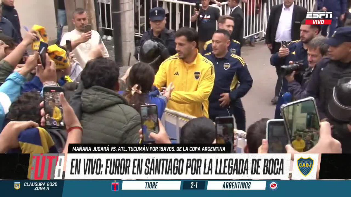 ✅#Paredes dio la orden a sus compañeros y todos a firmar camisetas y sacarse fotos con los hinchas en la puerta del hotel en Santiago del Estero.