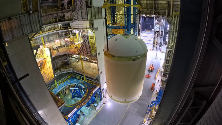 Watch as teams at #NASAMichoud move a liquid oxygen tank for the NASA Artemis III mission. 🏗️ The massive hardware will form part of the SLS rocket's core stage. Seen here from earlier this month, it was positioned into a production cell in preparation for the next phase of assembly. LEARN MORE >>