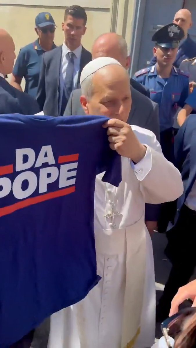 Bears fans vacationing in Rome gifted Pope Leo XIV a shirt that says "Da Pope" (🎥: Ann Bannapradist Munoz/FB)
