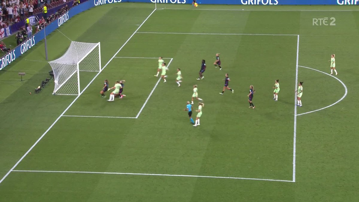 England's Chloe Kelly sees her penalty saved but scores at the second attempt #WEURO2025 📺 🖥️