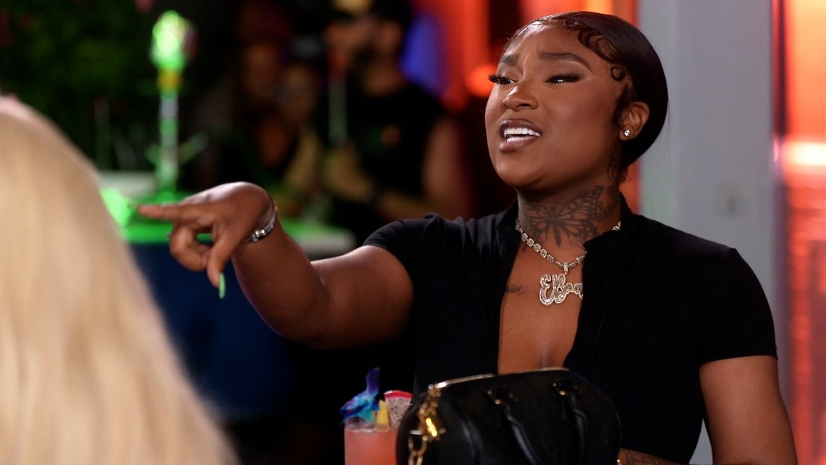 Salma &amp; Erica Banks get into it! 👀 #LHHATL #LoveAndHipHopAtlanta (VIA MTV)