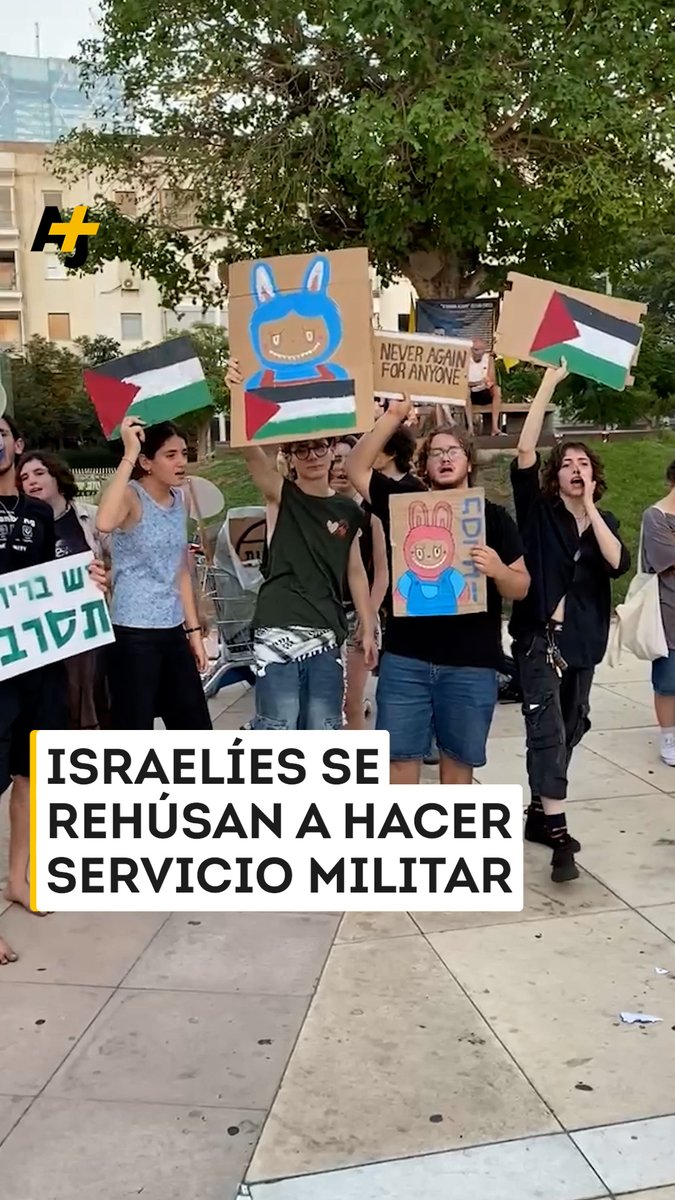 Estos adolescentes israelíes están quemando sus papeles de reclutamiento, se rehúsan a ser parte del ejército.