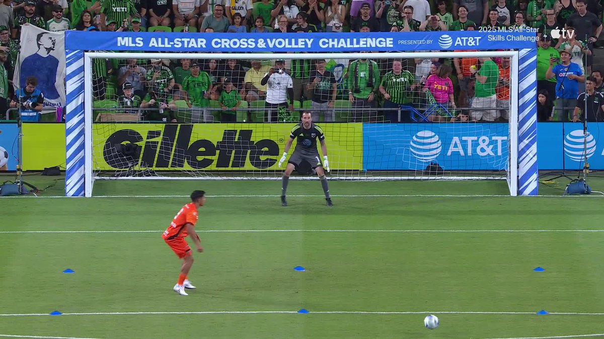 🗣️ STUUUUUUVER. Fan favorite Brad Stuver with a huge performance in net during the #MLSAllStar Cross & Volley Challenge pres. by AT&T.