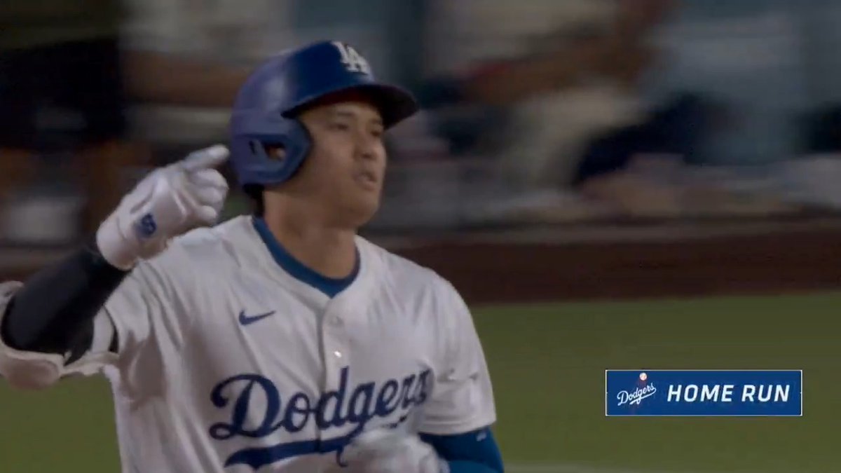 大谷翔平が第36号ホームラン💥 自身初の4試合連続本塁打! 『年間57.1本塁打ペース』 飛距離:123.4m 打球速度:173キロ 角度:28度 ↓ 〜ナ・リーグ本塁打〜 1位:スアレス36HR 1位:大谷翔平36HR 3位:シュワーバー 33HR 【シーズン成績】 ・打者大谷 打率.274(リーグ24位) 本塁打36(リーグ1タイ) 打点69(リーグ8位) 得点95(メジャー1位) 盗塁13(リーグ22位) 出塁率.377(リーグ5位) 長打率.616(リーグ1位) OPS.993(リーグ1位) ・投手大谷 6登板 0勝0敗 防御率1.50 12イニング 13奪三振 WHIP1.00 🎥MLB Español #大谷翔平 #ドジャース