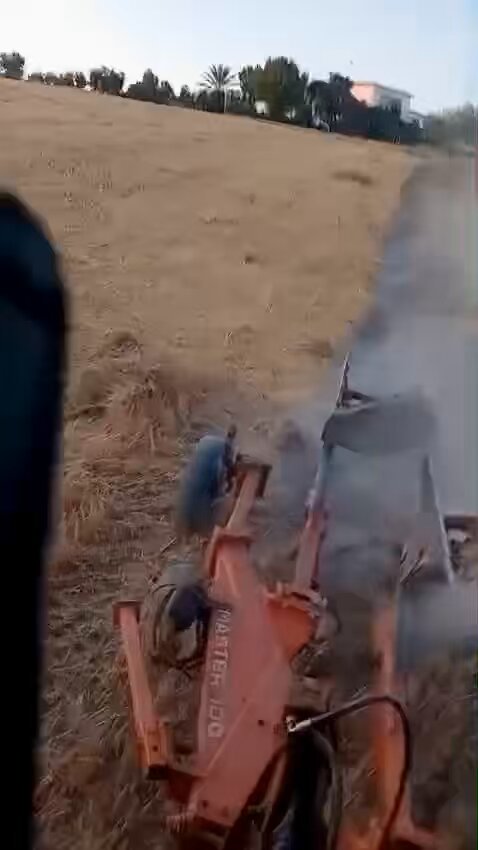 Pues nada ayer comencé a voltear con este cacharro: Básicamente clava, y con sus dos palas (son grandes de cojones) empuja la tierra hacia el otro lado, enterrando la materia orgánica Es el trabajo más caro de campiña, aunque con Jaimito ahorras mucho combustible
