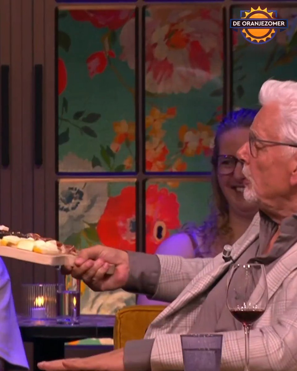 Jan Slagter heeft last van stinkende kaas op borrelplank bij De Oranjezomer: 'Gadverdamme!' 😂🧀 #deoranjezomer