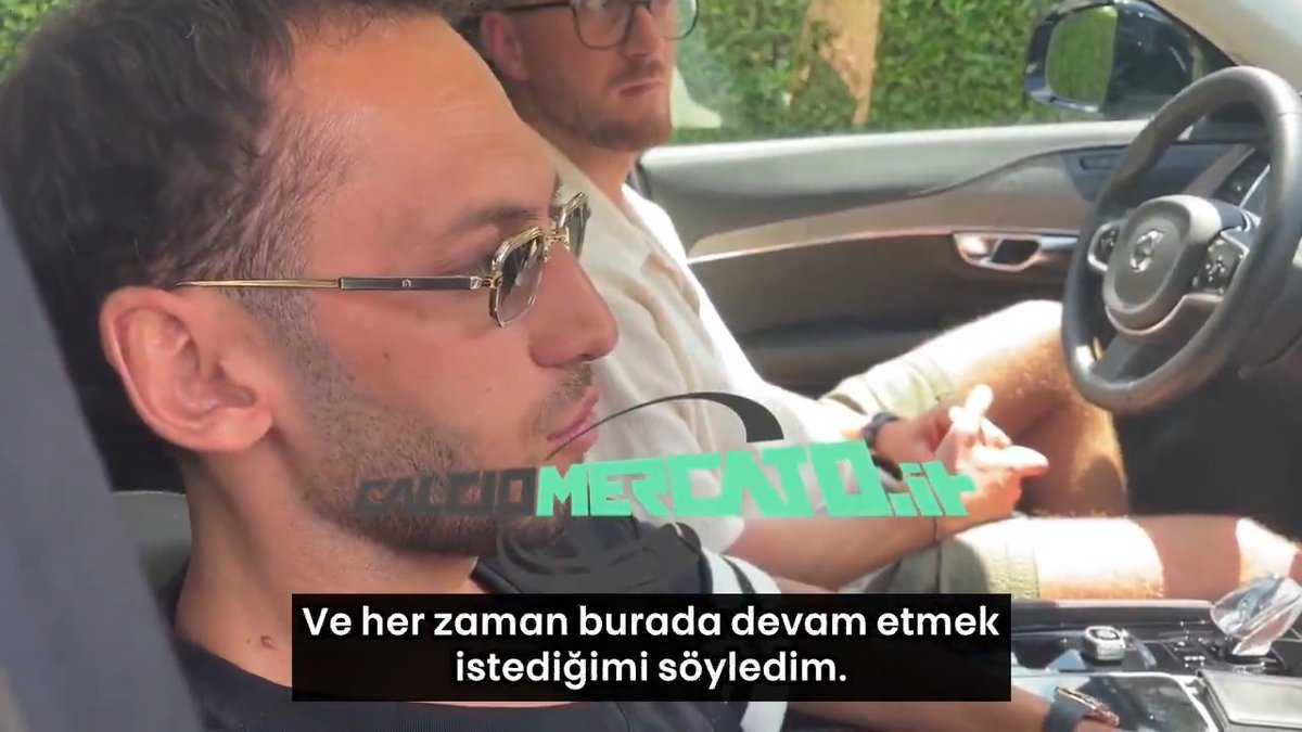 Hakan Çalhanoğlu: "Inter'de mutluyum. Her zaman Inter'de devam etmek istediğimi söyledim ben. Umarım sözleşmemi uzatırım." (📹Calciomercatoit)