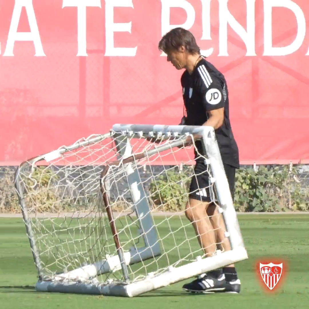 Cuidando todos los detalles 🔝 El míster nunca deja el campo de entrenamiento sin dejar todo recogido 👌🏻 #WeareSevilla #NuncaTeRindas