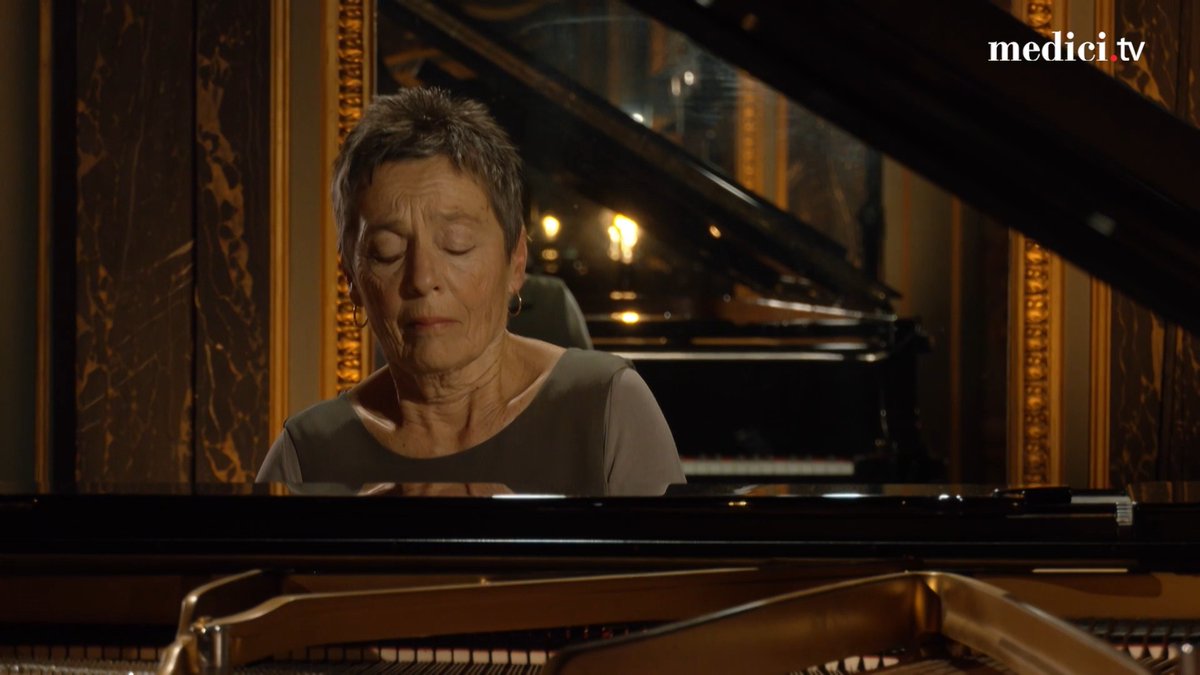 [BIRTHDAY] Today, pianist @MjPires celebrates her birthday! Let’s send our best wishes and enjoy enjoy her pristine rendition of Debussy’s Arabesques at the Fondation Singer-Polignac, available in full on