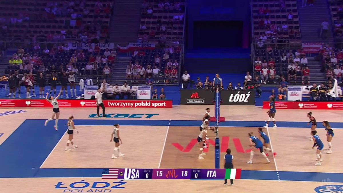 The #VNLFinals are finally underway – and Italy means business! 🇮🇹🔥 They take the 1st set 25-22 against the USA. Here’s one of Egonu's most surgical plays from the opener: all finesse 🎯💫 8 points already for her. Watch the game LIVE on VBTV 📺 #Volleyball #BePartOfTheGame