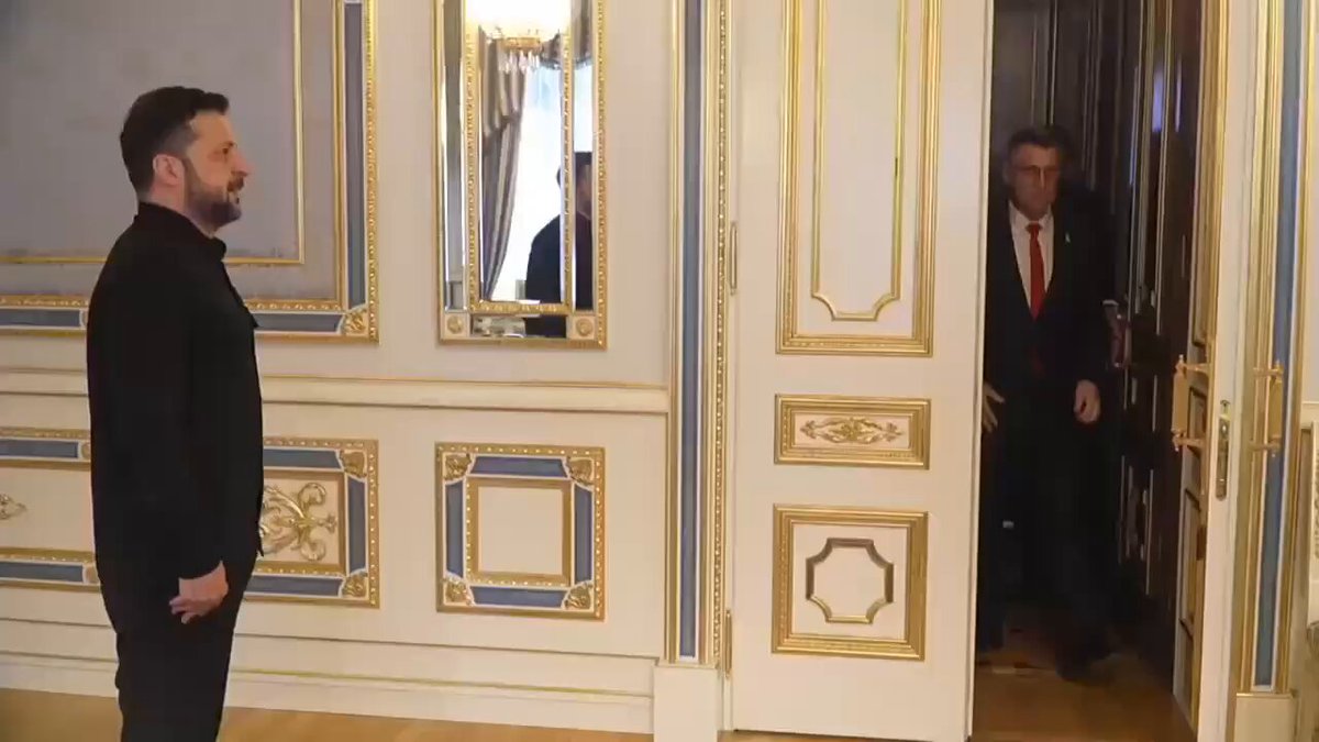 Israeli Foreign Minister Sa’ar meets Ukraine’s President Zelensky, urges designation of Iran’s IRGC as a terrorist group, presents report on Hamas atrocities, and calls for stronger bilateral ties. 📷Yossi Pons, GPO