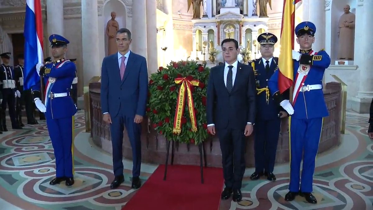 El presidente Pedro Sánchez comienza su visita a Paraguay realizando una ofrenda floral en el Panteón Nacional de los Héroes. Durante la jornada, se reunirá con el presidente de Paraguay, Santiago Peña, y clausurará un encuentro empresarial.
