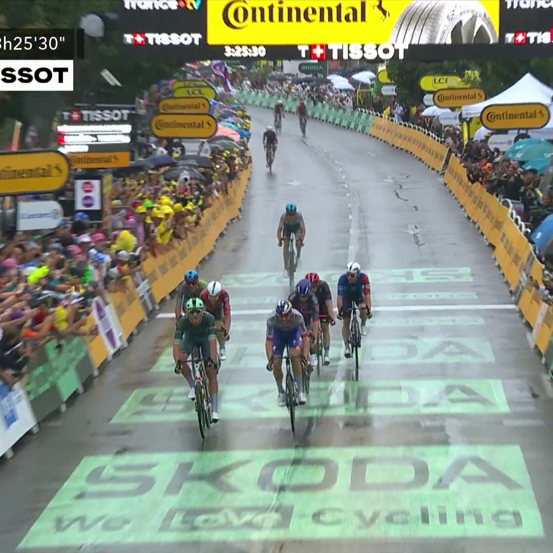 🚀 La 17e étape pour Jonathan Milan ! L'Italien remporte un sprint en petit comité après un final marqué par une chute Suivez la Grande Boucle en intégralité sur Eurosport et HBO Max #TDF2025 #LesRP