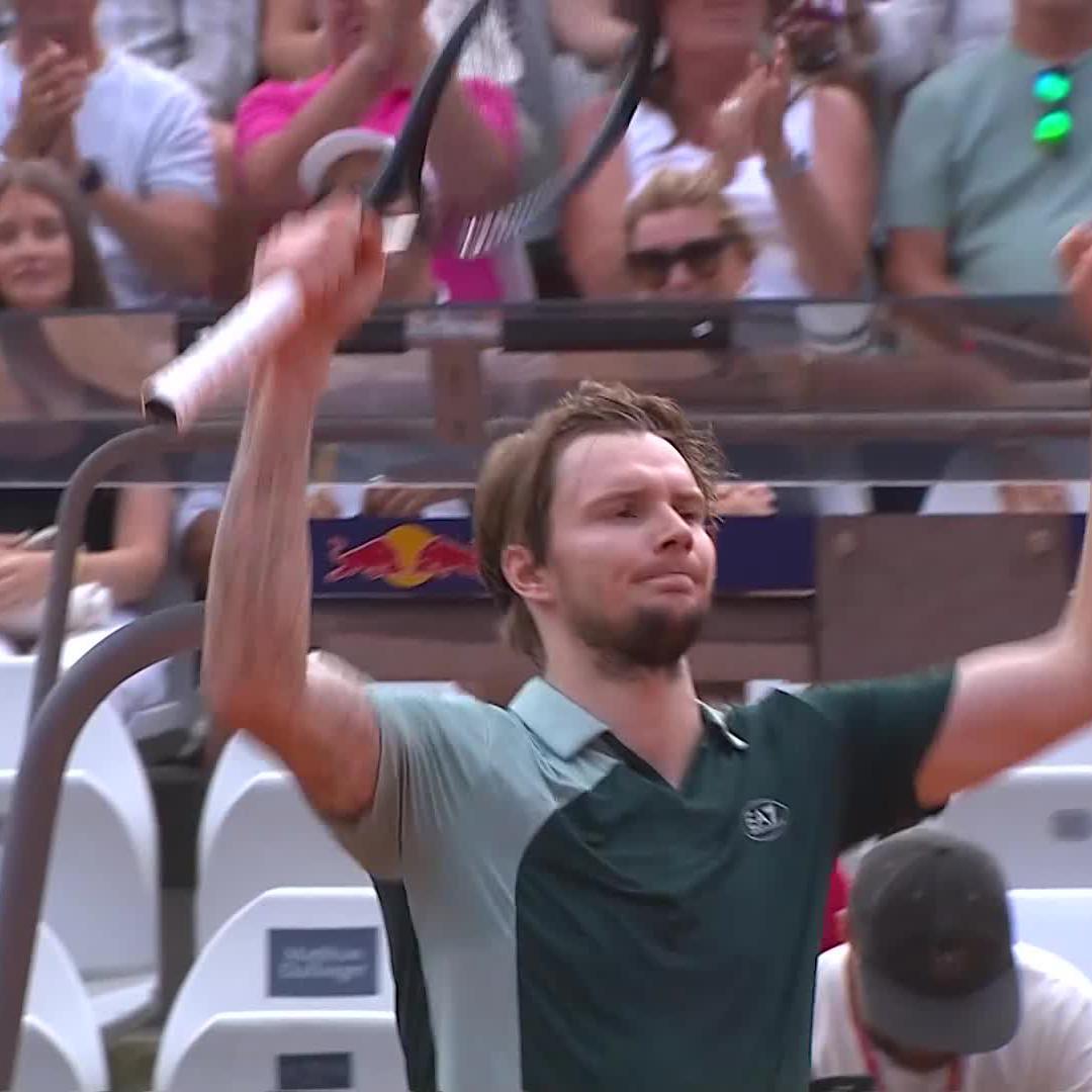 14-2 since Roland Garros 🔥 Bublik defeats Tirante 6-3 6-4 to reach the Kitzbuhel quarter-finals 👏