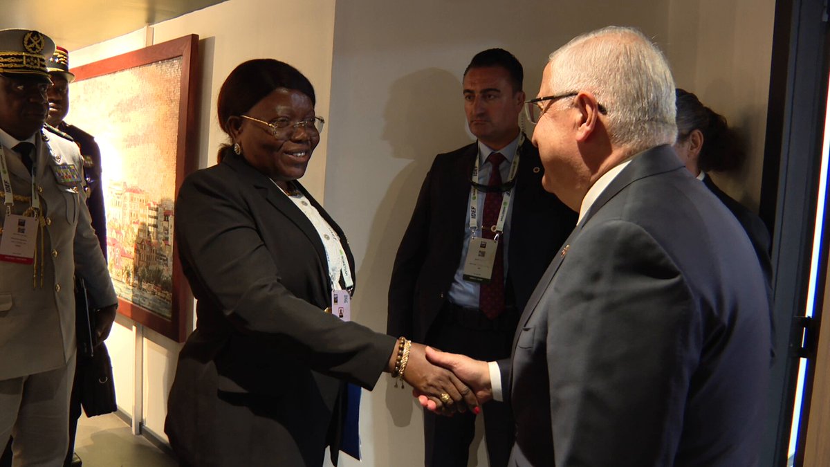 Millî Savunma Bakanı Yaşar Güler’in IDEF 2025 Fuarı’nda Gabon Savunma Bakanı Brigitte Onkanowa ve Lübnan Savunma Bakanı Michel Menassa ile yaptığı görüşmelerden görüntüler… #MillîSavunmaBakanlığı #YaşarGüler