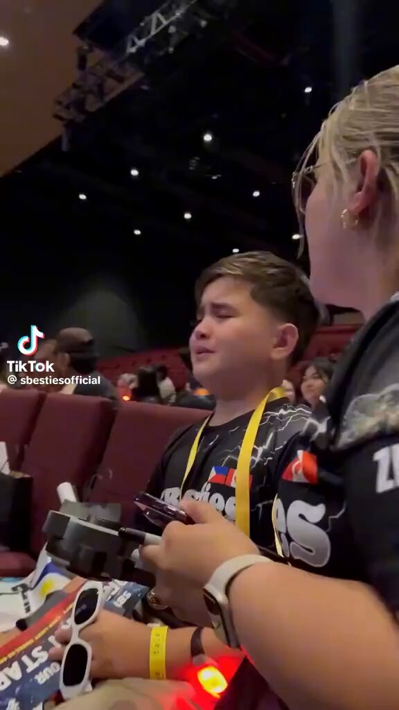 awww this cutie saw patrol cried kasi he wasn’t able to give his gifts (with hand-written letter) to mahalima during the con + he didn’t get to have his 7sins cap signed by ken. buti nalang during photo op, he was able to give the gifts + nakatabi pa nya si kuya josh nya🥹 but after the photo op, umiyak siya kasi di niya napapirmahan yung cap. then mama mac saw him crying, took a quick vid, showed it to ken… and finally napirmahan ni ken yung 7sins cap 😭🖤 it might be a small moment for us, but for him, it’s a core memory.. a dream come true. 🥹 thank you po mama Mac Igarta and zer FELIP for making this cutesy saw patrol happy. 🥹🫶 SB19 Official #SB19 #SaWWorldTourON